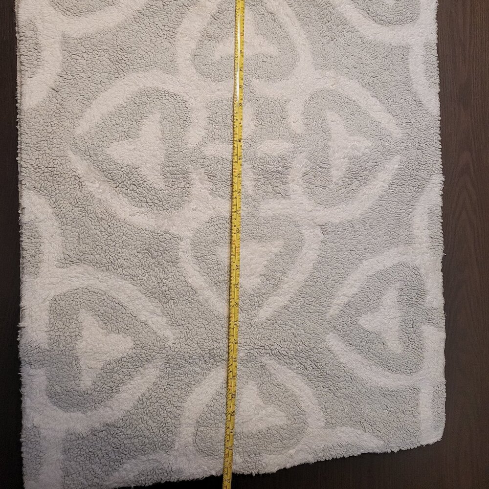 2 Rugs Light Colored with Pattern. - Picture 4 of 4
